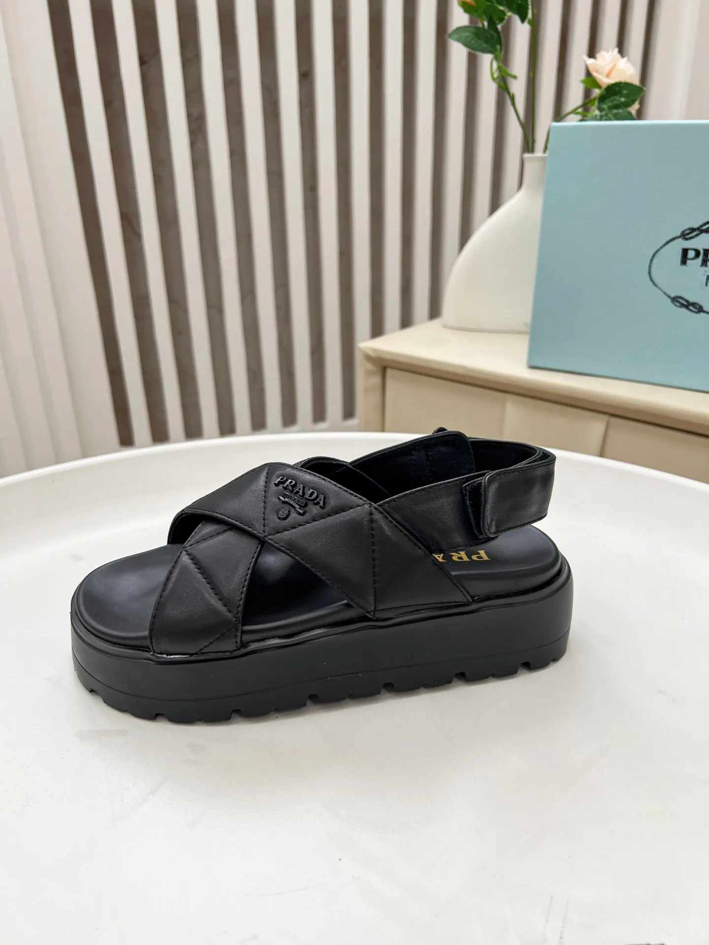 👟👟Ex-factory price 440👟👟 Prada/Prada 25ss summer new couple's beach thick-soled Birkenstock sandals. This shoe style is really a classic design that will not go out of style and is in line with everyone's current pursuit of comfortable and healthy wearing concepts. It is regarded by many domestic and foreign celebrities and fashionistas as an important choice for daily slippers. ✔Upper: imported super soft sheepskin ✔Inner lining: imported sheepskin ✔Hardware: Original molded split hardware ✔Outsole: Ultra-light, wear-resistant and non-slip foam sole ✔Number of yards: 35~40 (custom-made 40 pieces are non-refundable)